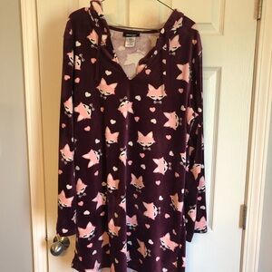 Burgundy Hooded lounge top. Very soft. Excellent condition.